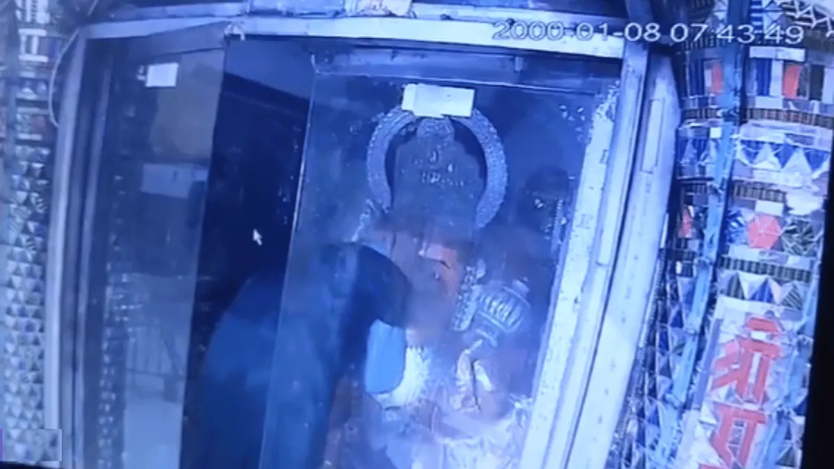 caught-on-cctv-man-steals-from-madhya-pradesh-temple-with-folded-hands-earns-devotee-thief-title